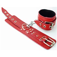 BDSM Арсенал кожаные наручники с пряжкой, красные
На регулируемых ремешках