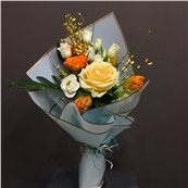 Маленький букет цветов Аида (роза, тюльпаны, эустома, гениста) заказать доставку в Москве по лучшей цене в Салоне флористики на Расковой 23а. Круглосуточная доставка в Москве и МО.